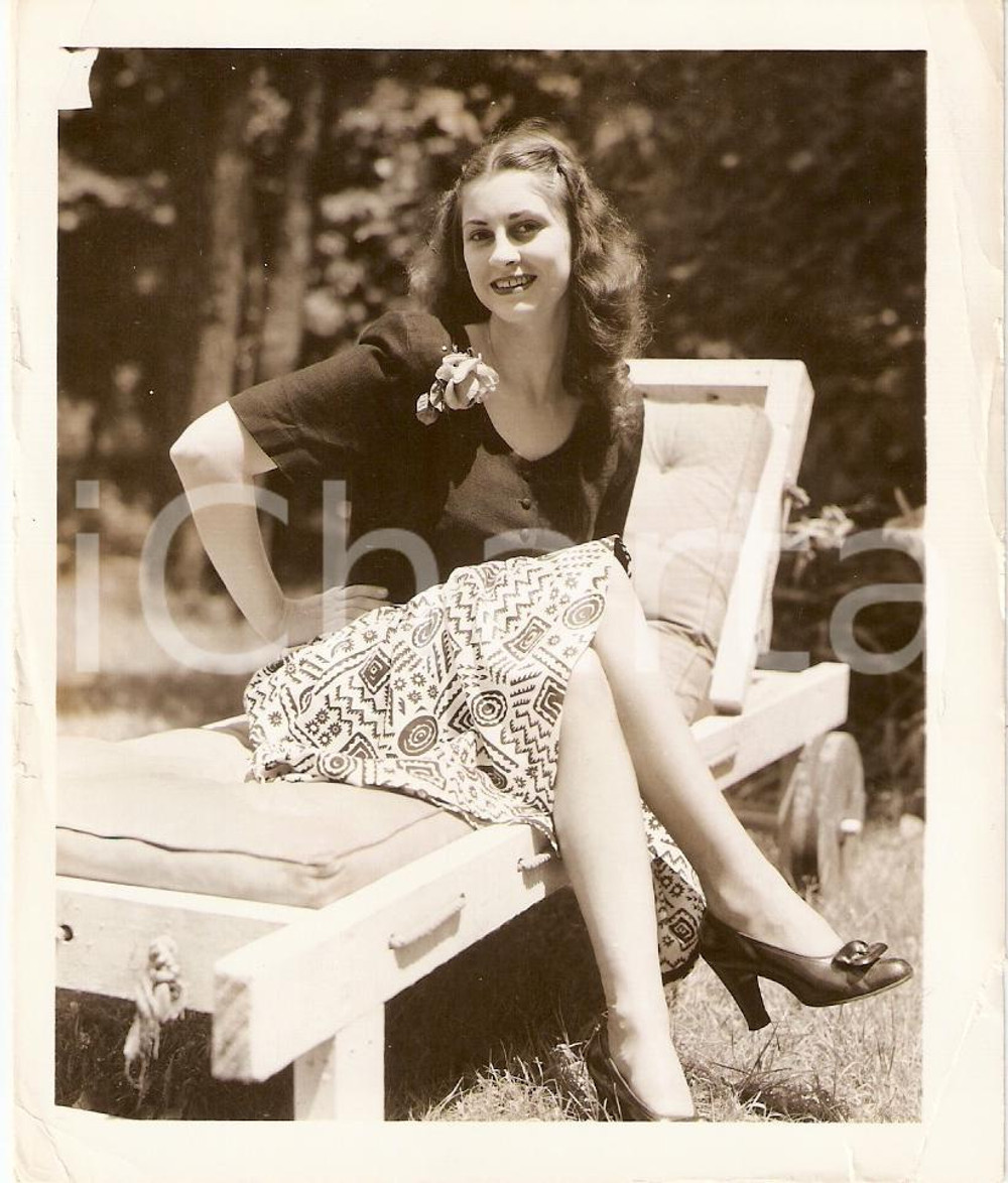 Fotografia d epoca originale 1965 ca USA  EROTICA VINTAGE Sexy woman showing her legs on a deck chair PHOTO 1