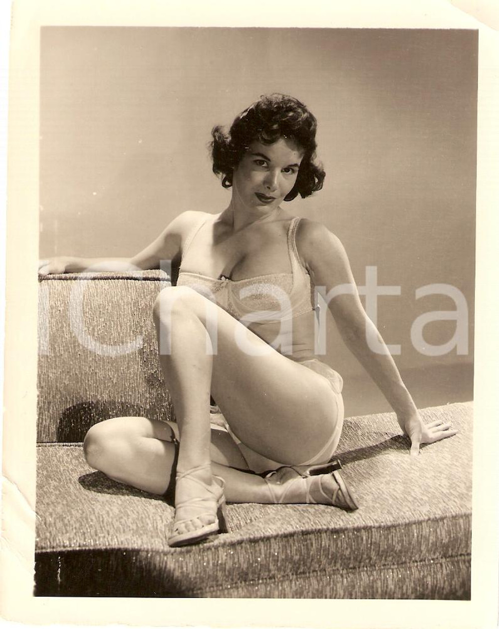 Fotografia d epoca originale 1965 ca USA  EROTICA VINTAGE Mature woman showing sandal with high heels PHOTO 1
