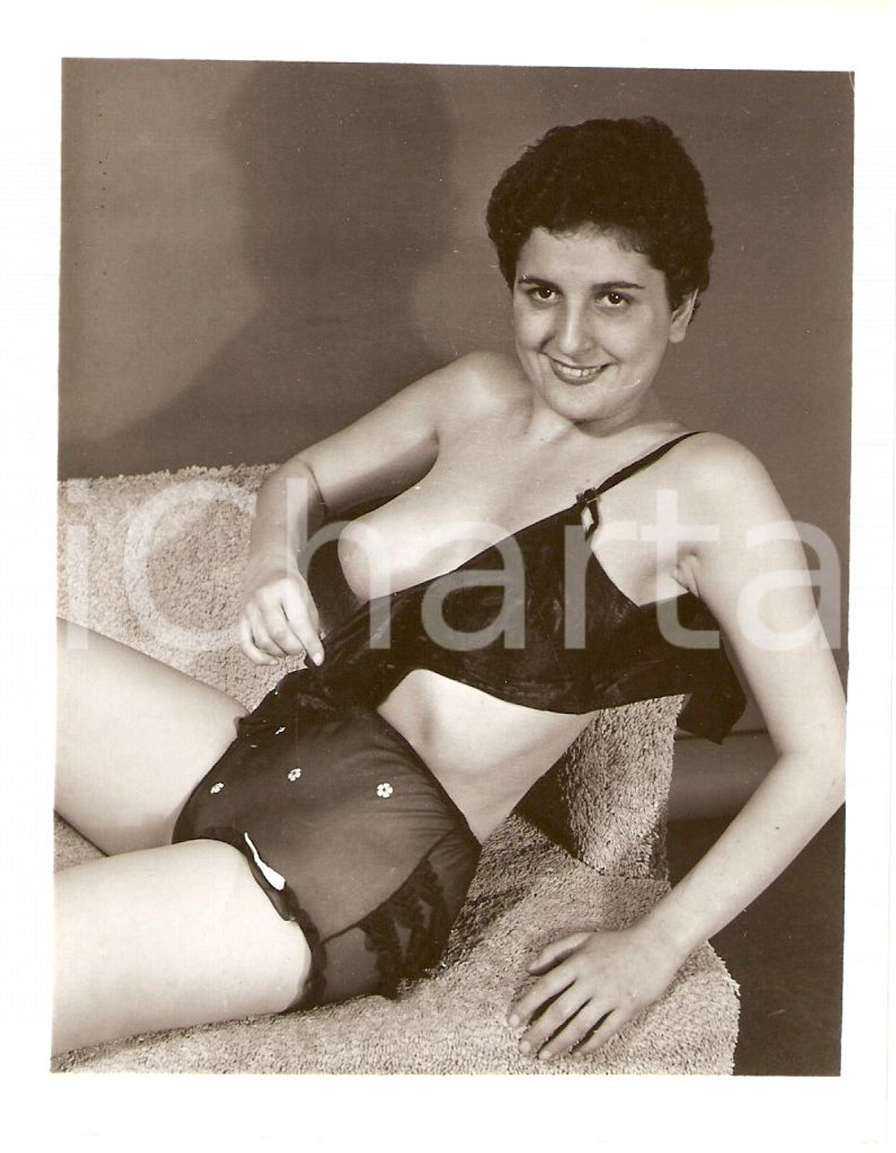 Fotografia d epoca originale 1965 ca USA  EROTICA VINTAGE Sexy lady posing on a furry sofa PHOTO 1