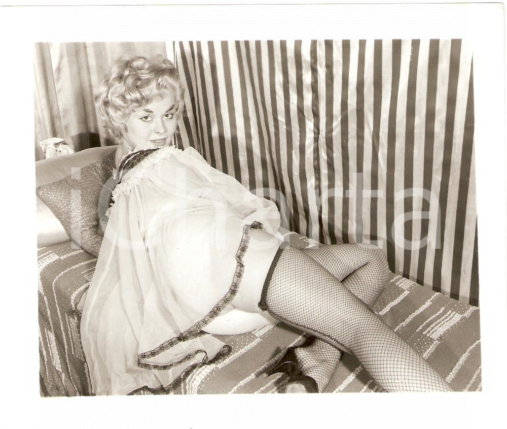 Fotografia d epoca originale 1965 ca USA  EROTICA VINTAGE Pinup showing fishnet stockings on bed PHOTO 1