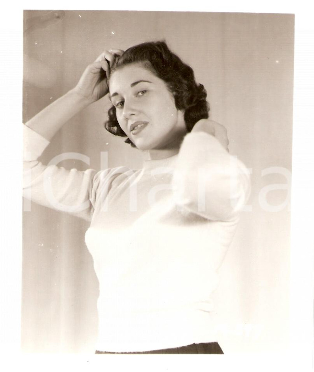 Fotografia d epoca originale 1965 ca USA  EROTICA VINTAGE Sexy housewife wearing plushy sweater PHOTO 1