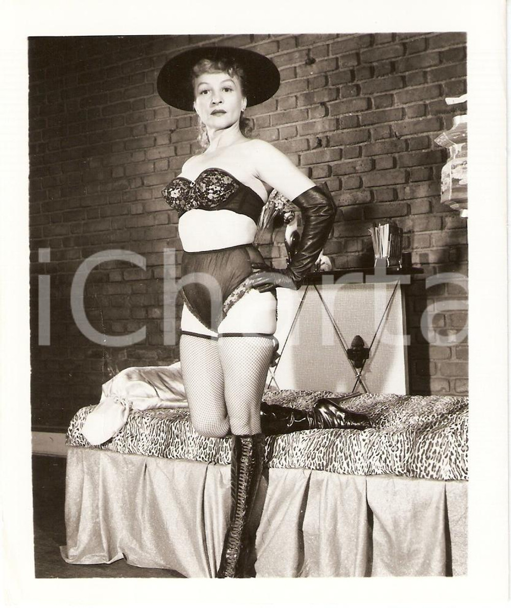 Fotografia d epoca originale 1965 ca USA  EROTICA VINTAGE Woman wearing leather gloves and sexy boots PHOTO 1