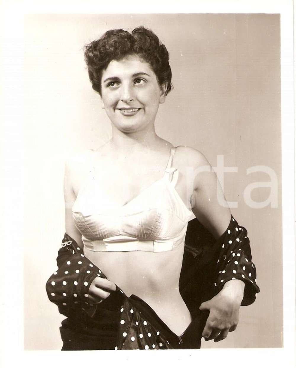 Fotografia d epoca originale 1965 ca USA  EROTICA VINTAGE Woman taking polkadot dress off PHOTO 1