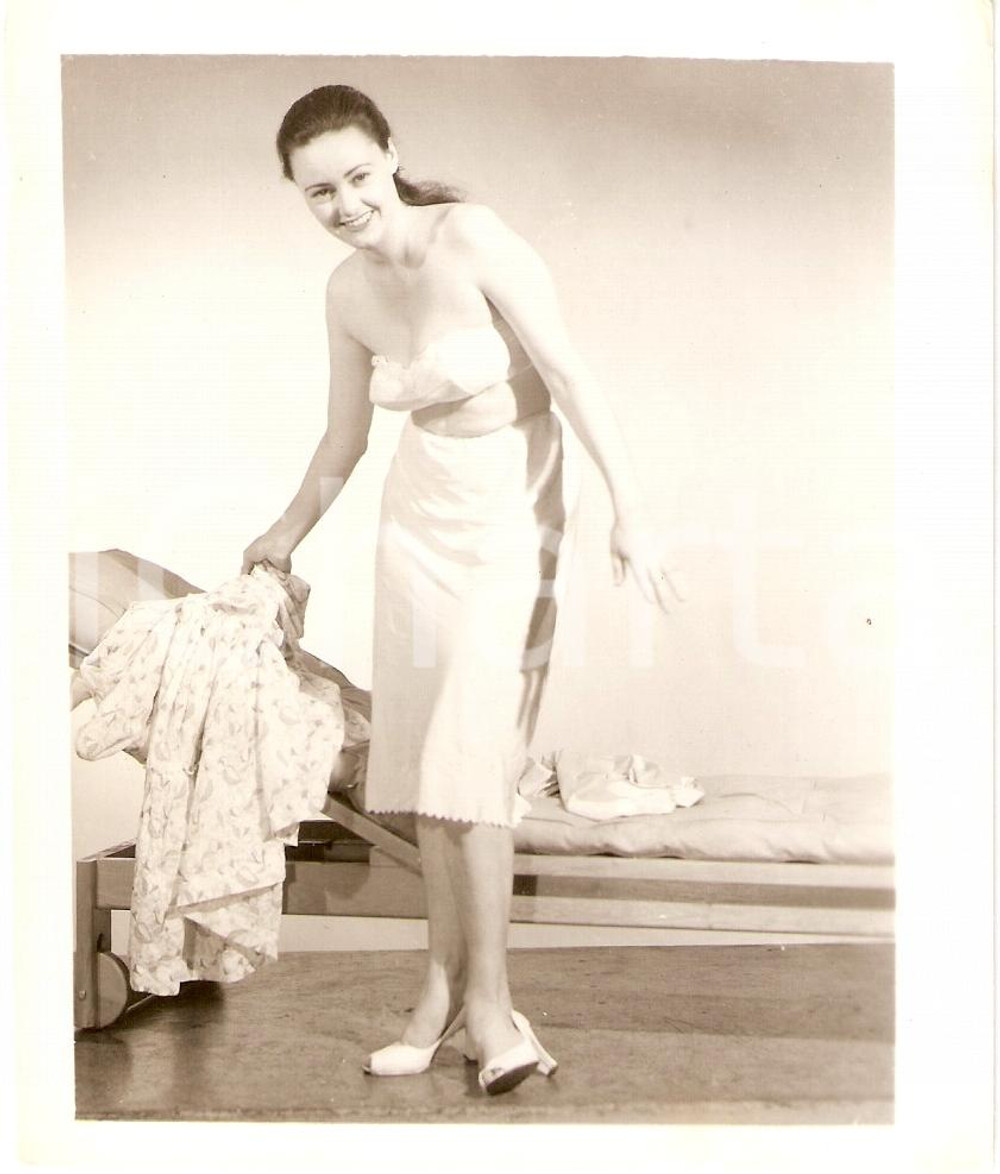 Fotografia d epoca originale 1965 ca USA  EROTICA VINTAGE Sexy lady undresses herself on deck chair PHOTO 1