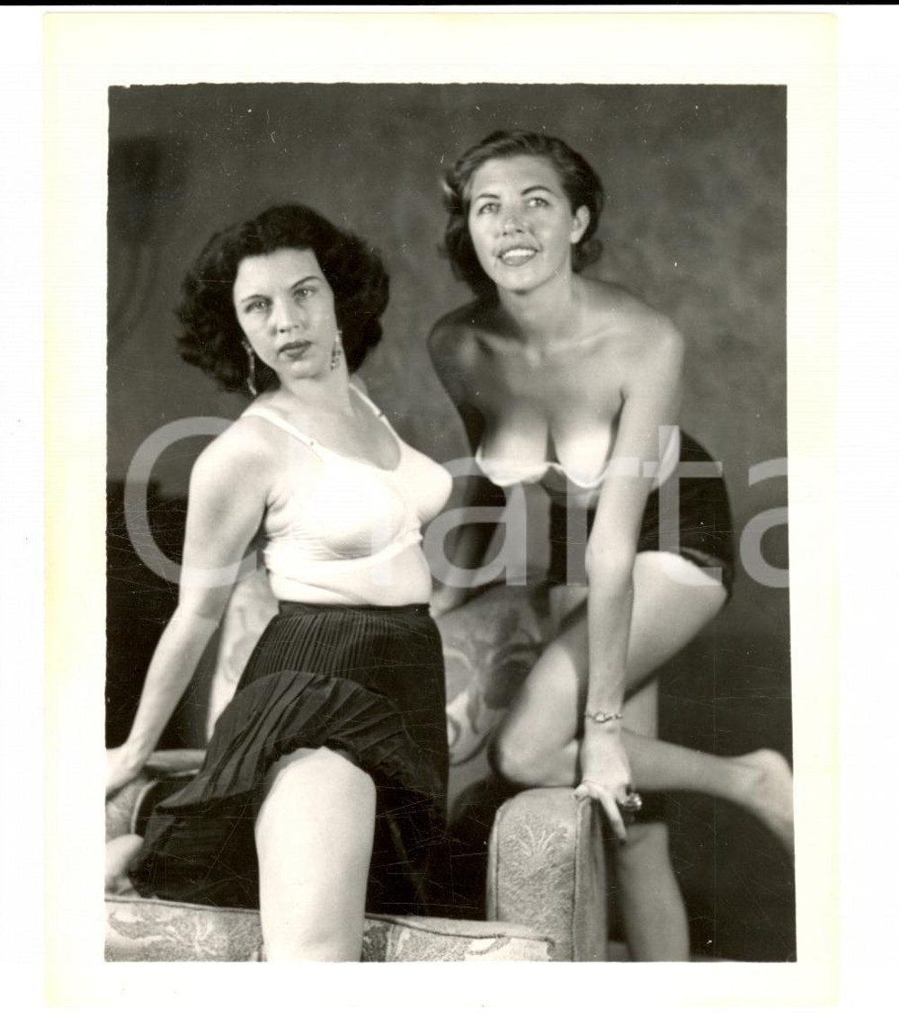 Fotografia d epoca originale 1965 ca USA  EROTICA VINTAGE Two women posing sexy on an armchair PHOTO 1