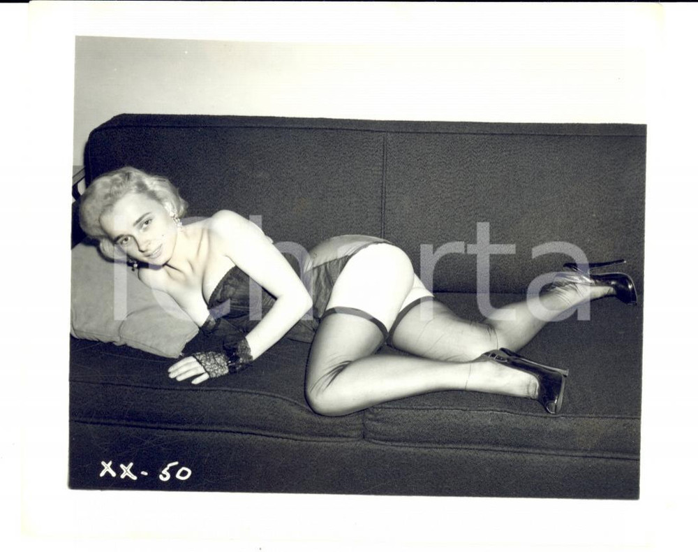 Fotografia d epoca originale 1965 ca USA  EROTICA VINTAGE Woman in sexy lingerie lying on a sofa PHOTO 1