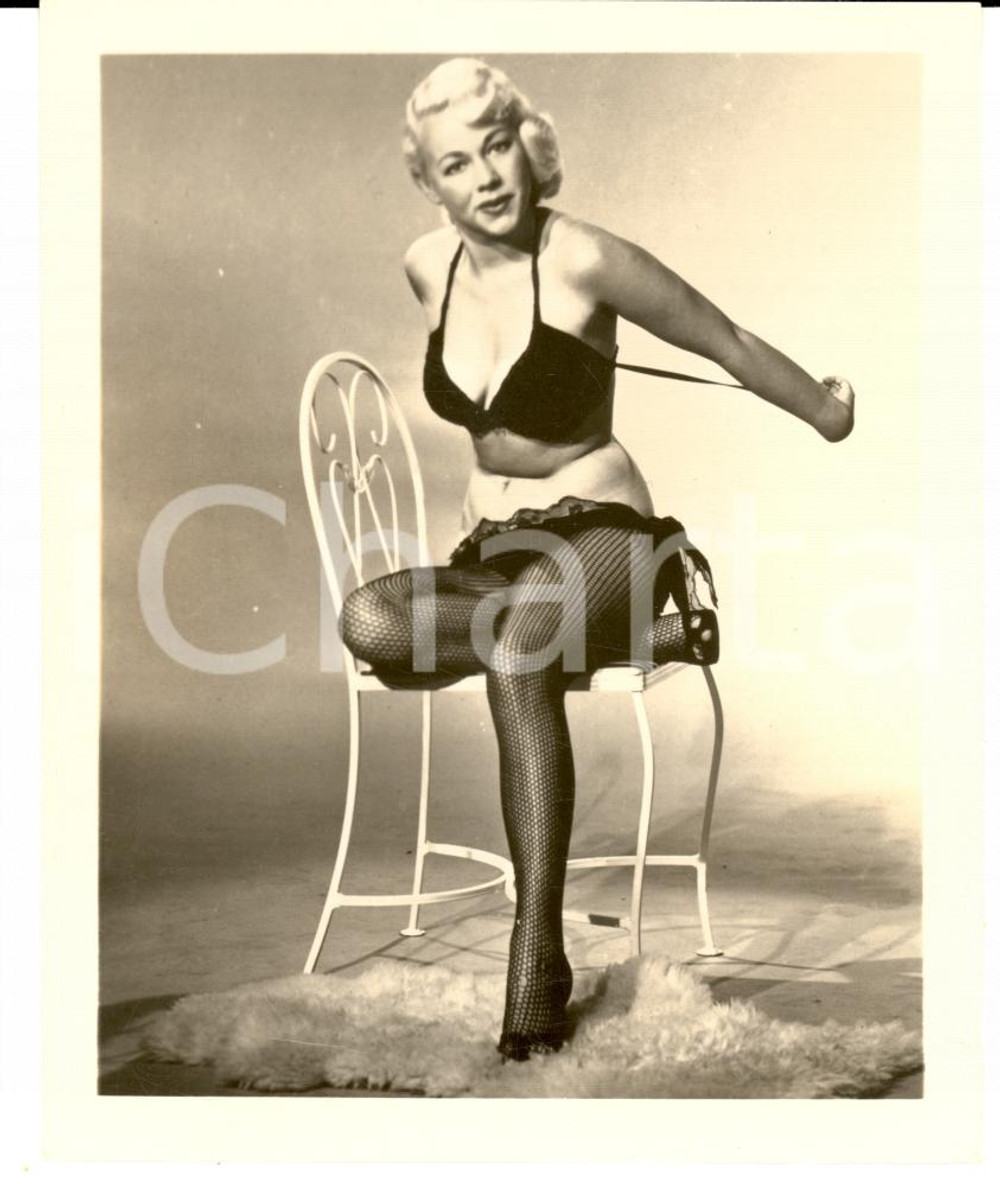 Fotografia d epoca originale 1965 ca EROTICA VINTAGE USA Woman in black lingerie on a chair PHOTO 1