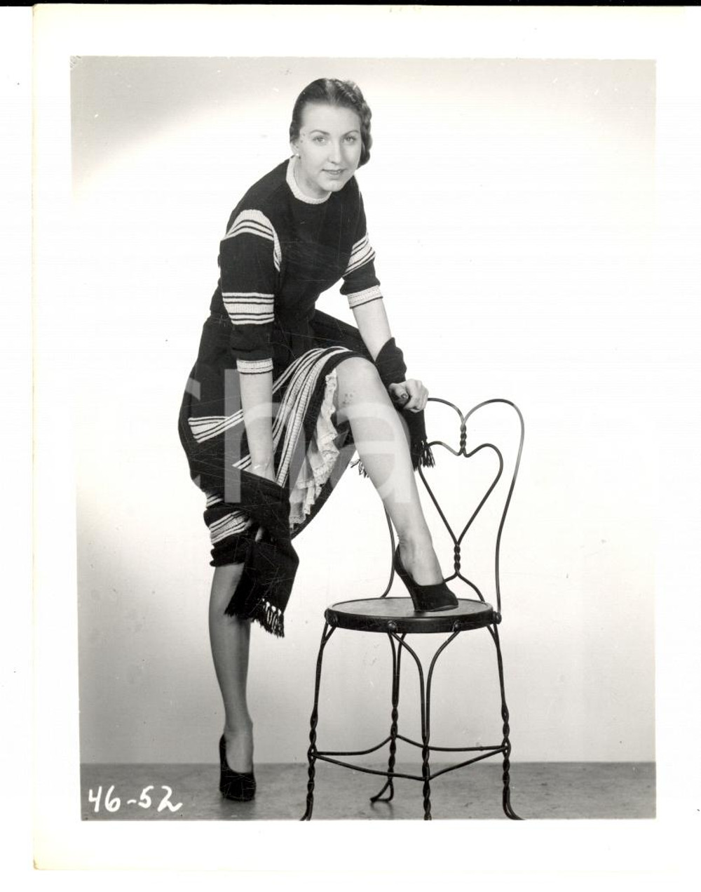 Fotografia d epoca originale 1965 ca EROTICA VINTAGE USA Sexy woman showing her legs on a chair PHOTO 1