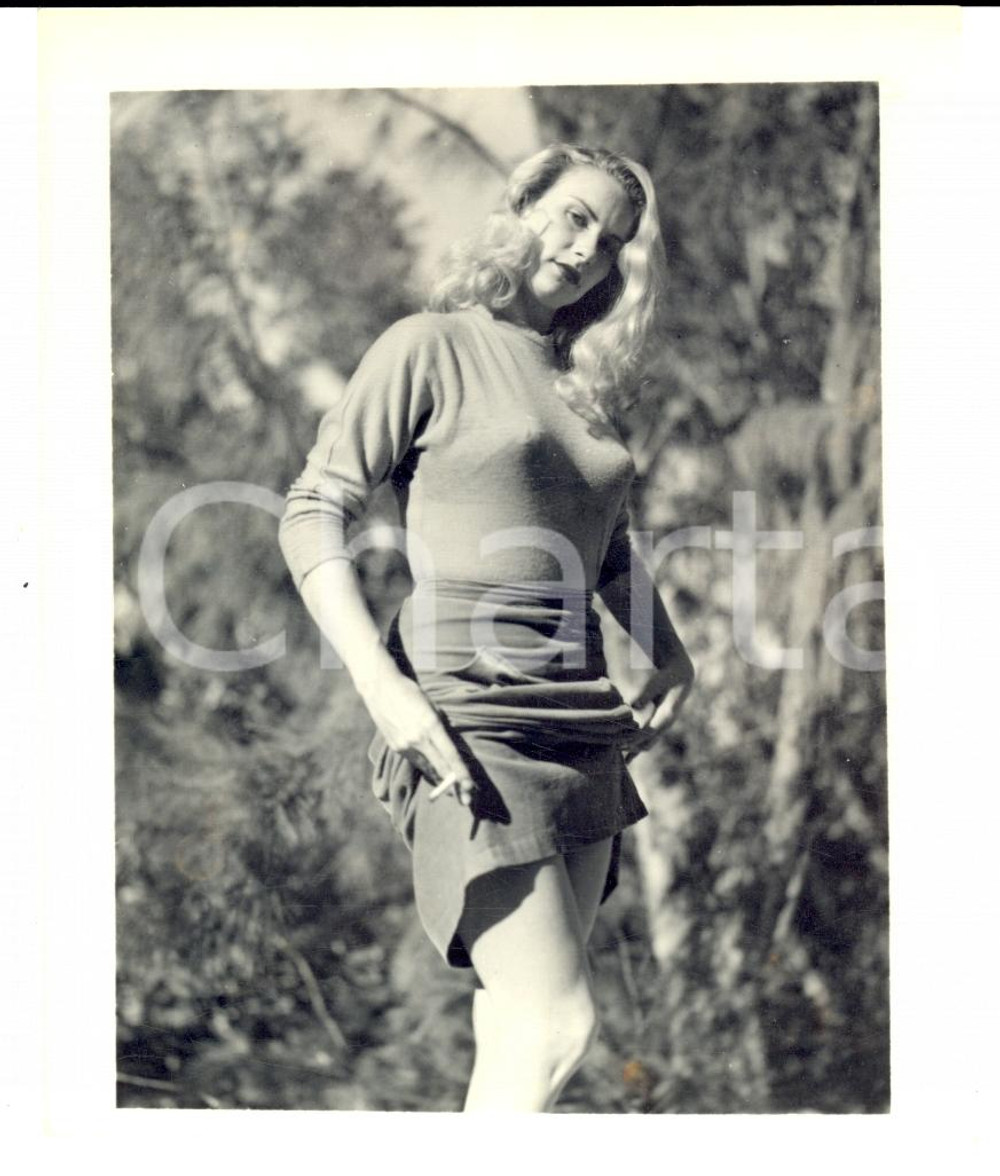 Fotografia d epoca originale 1965 ca USA  EROTICA VINTAGE Sexy woman smoking outdoors PHOTO 1
