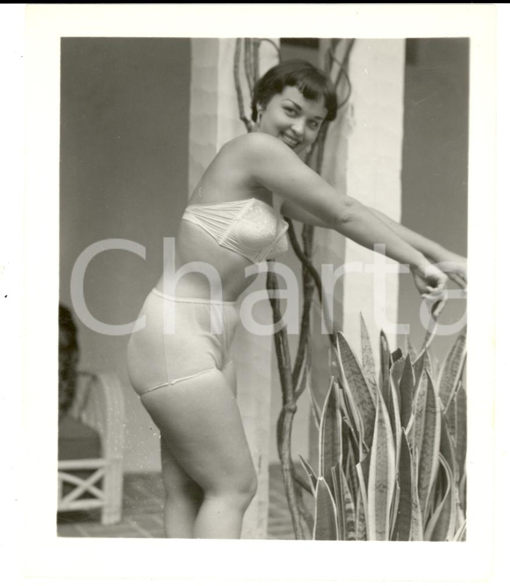 Fotografia d epoca originale 1965 ca USA  EROTICA VINTAGE Sexy woman playing with a plant PHOTO 1