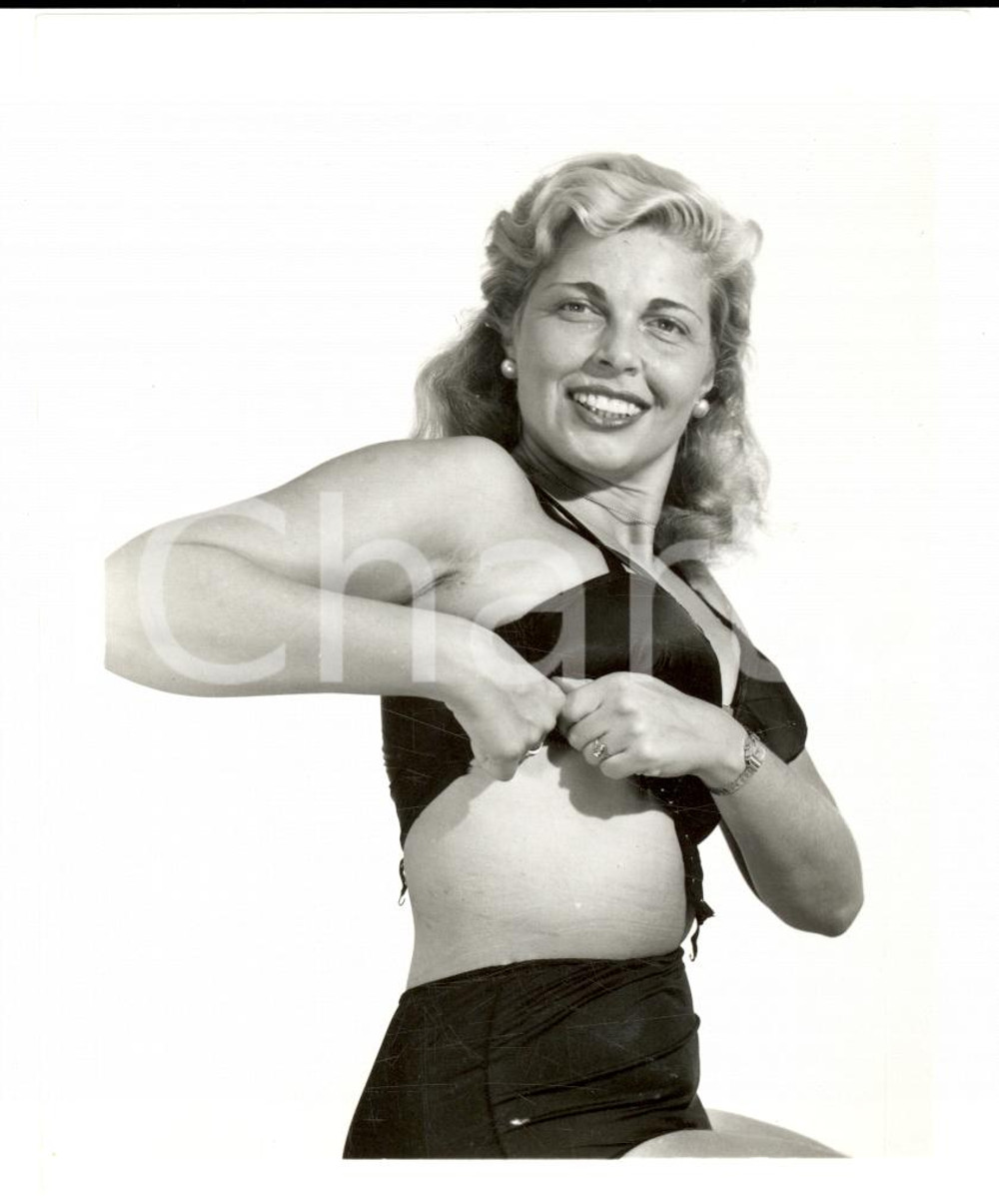 Fotografia d epoca originale 1965 USA  EROTICA VINTAGE Mature housewife undress herself PHOTO 1