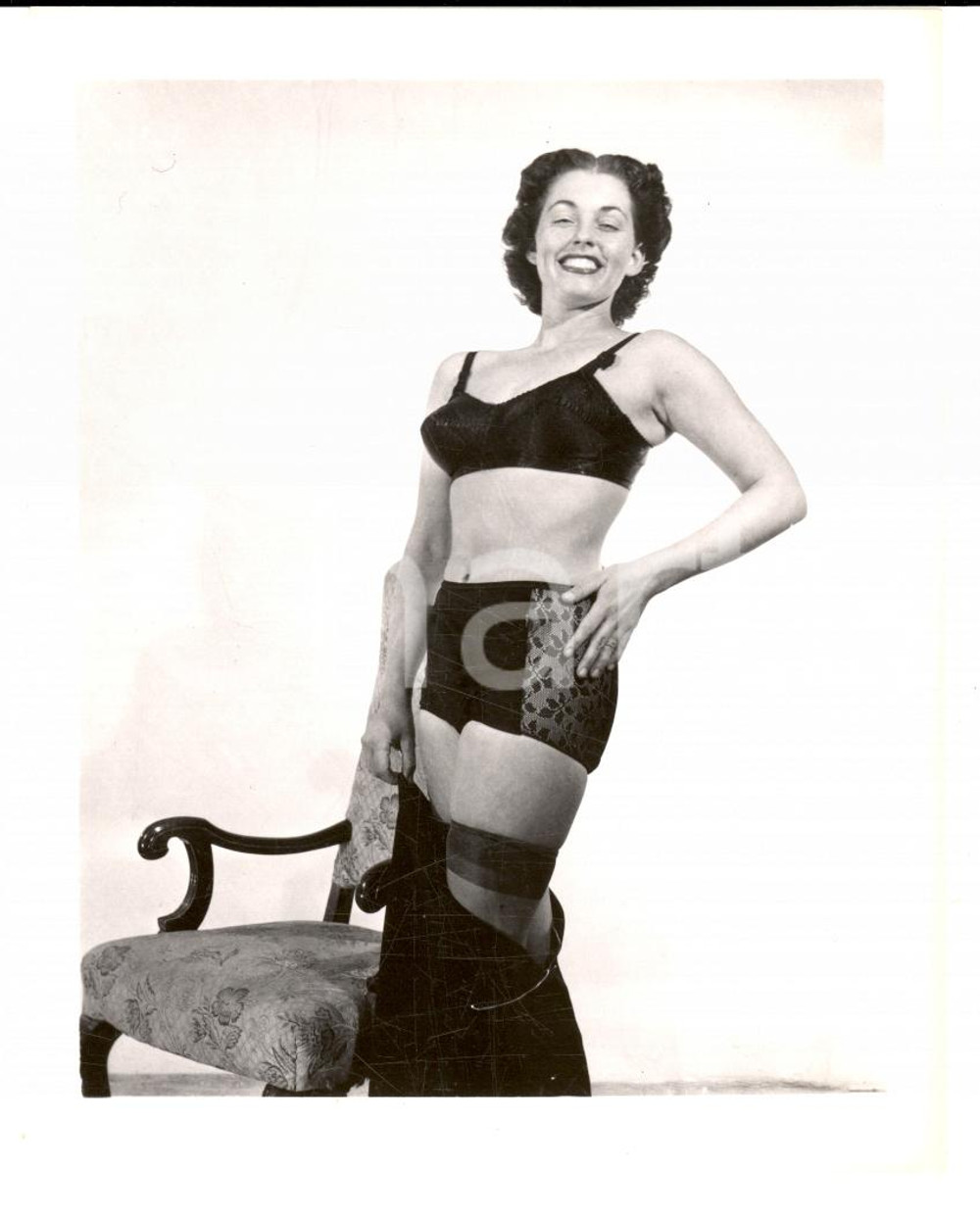 Fotografia d epoca originale 1965 ca EROTICA VINTAGE USA Mature woman posing in black lingerie PHOTO 1