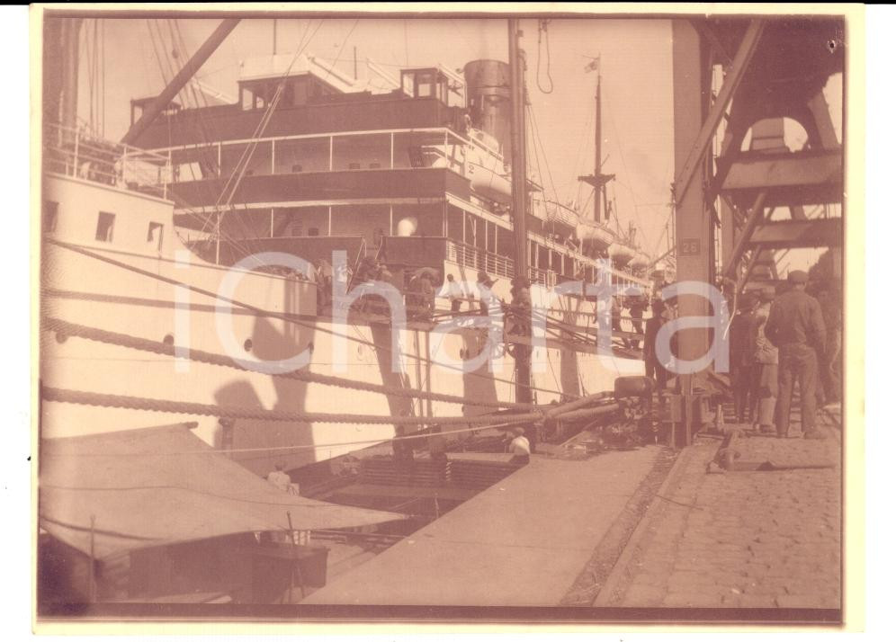 Fotografia d epoca originale 1920 ca ROYAL DUTCH LLOYD AMSTERDAM Emigranti si imbarcano su nave USS ZEELANDIA 1