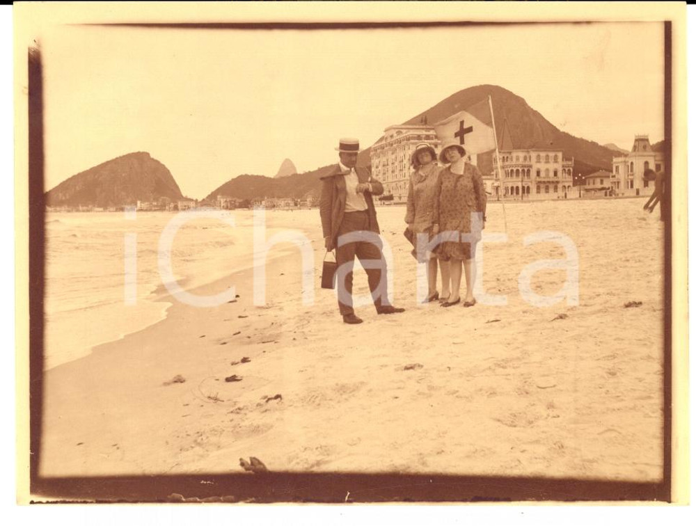 Fotografia d epoca originale 1920 RIO DE JANEIRO BRAZIL Spiaggia di COPACABANA con turisti europei Foto 1