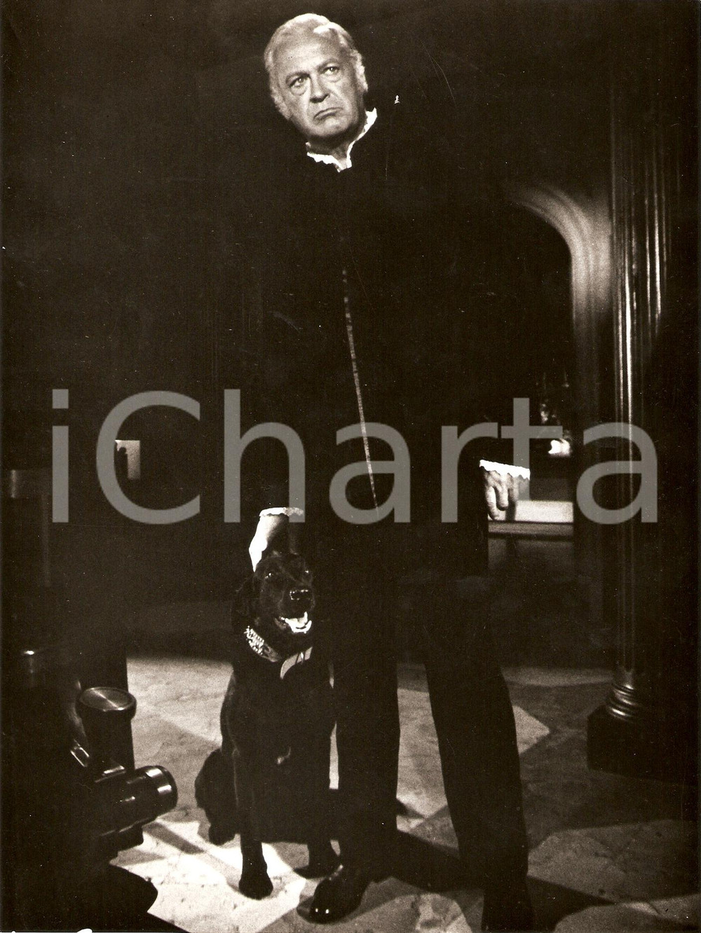 Fotografia d epoca originale 1971 THE MEPHISTO WALTZ Curd JURGENS with a dog Paul WENDKOS Foto di scena 1