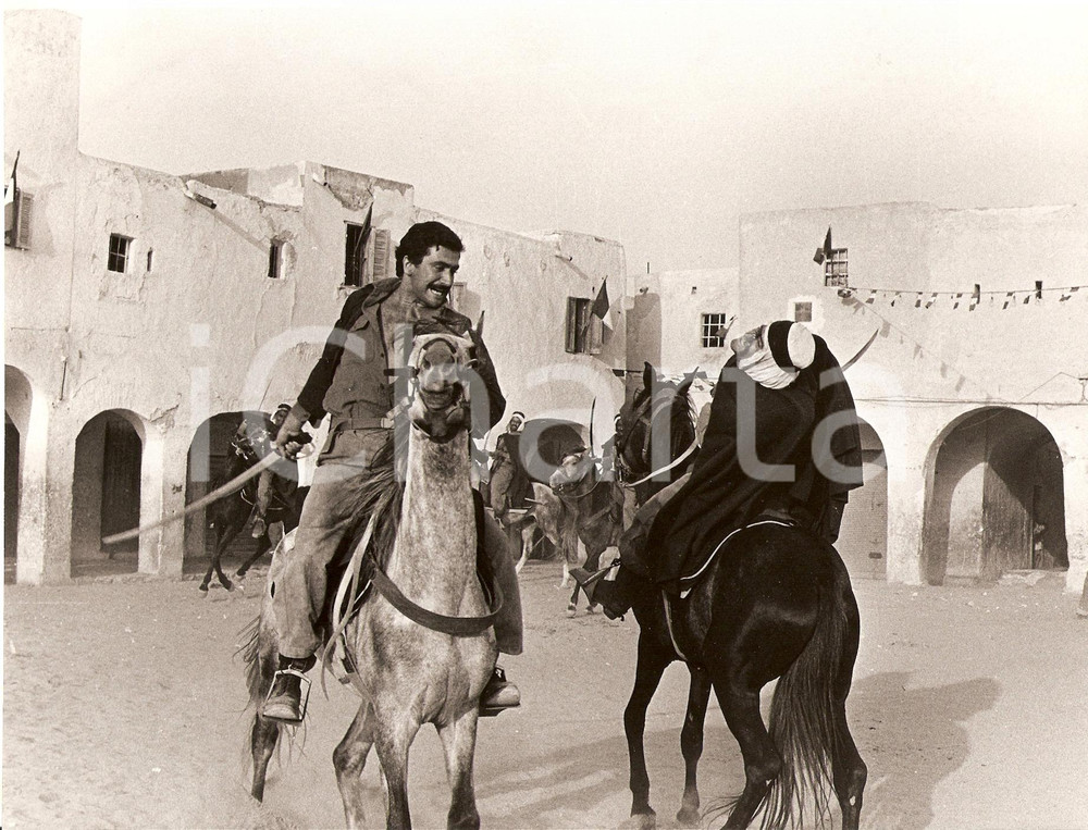 Fotografia d epoca originale 1975 CHRONIQUE DES ANNEES DE BRAISE Yorgo VOYAGIS duello a cavallo Foto di scena 1