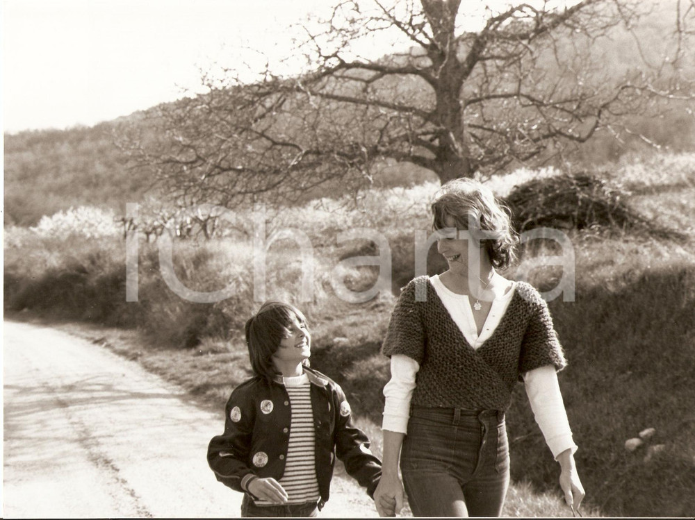 Fotografia d epoca originale 1977 QU ESTCE QUE TU VEUX JULIE? Arlette BONNARD con bambino Foto di scena 1