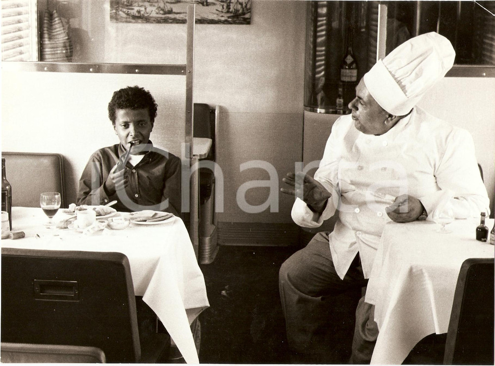 Fotografia d epoca originale 1970 LE PETIT BOUGNAT Claude AMAZAN fuma la pipa con cuoco Foto 1 1