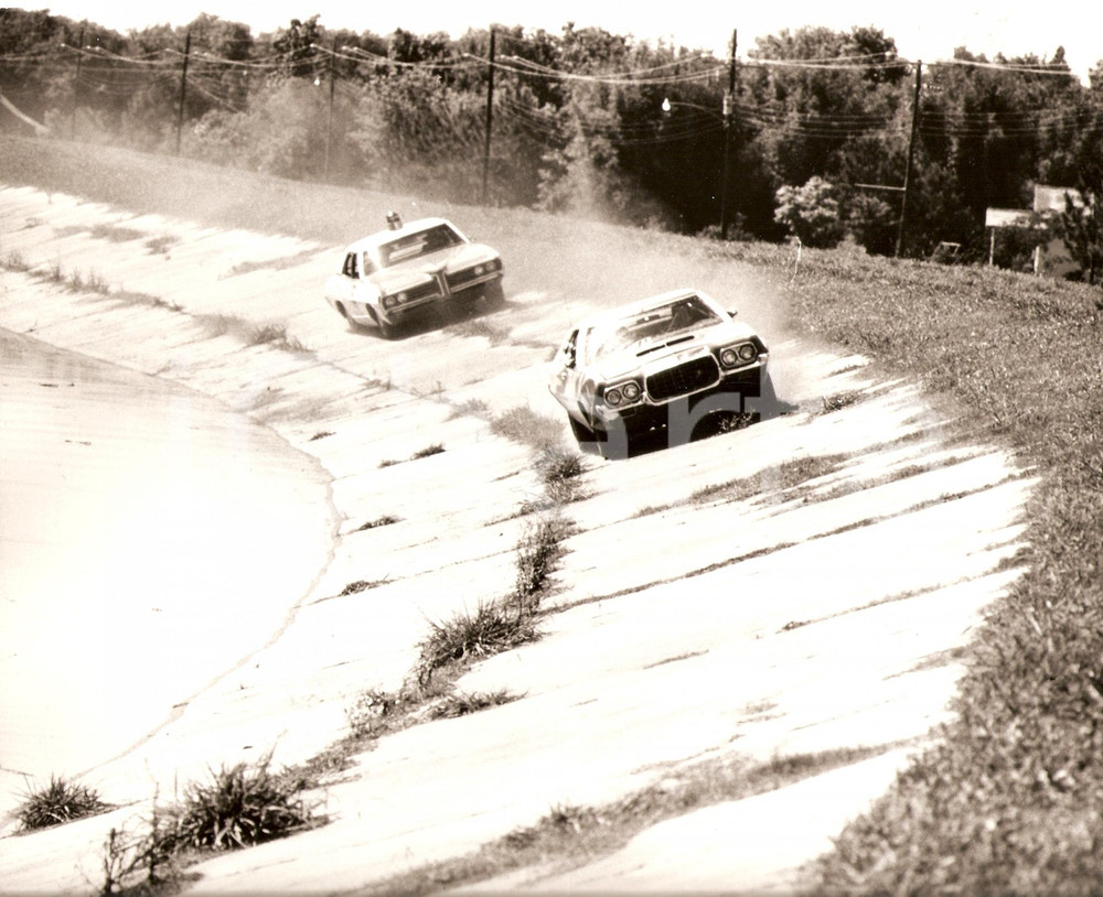 Fotografia d epoca originale 1973 FEAR IS THE KEY Car chase with Ford GRAN TORINO and police car Photo 1