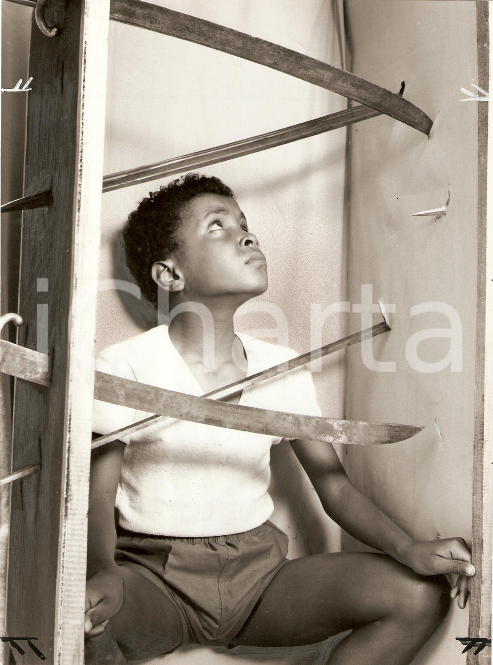Fotografia d epoca originale 1970 LE PETIT BOUGNAT Claude AMAZAN gioco di prestigio con spade Foto di scena 1