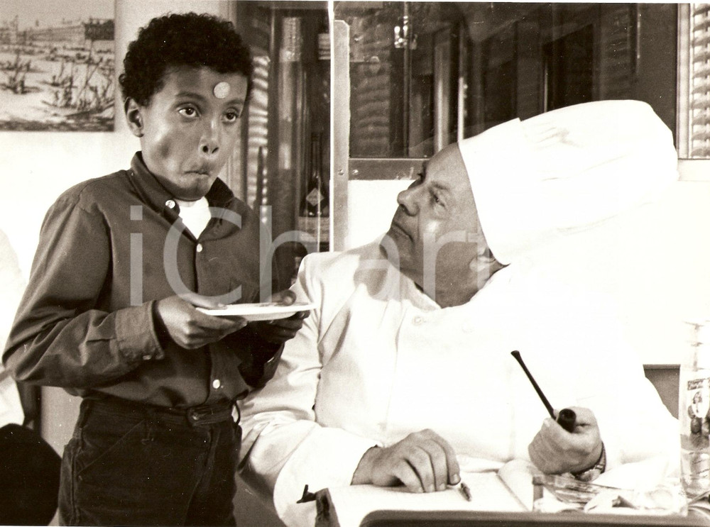Fotografia d epoca originale 1970 LE PETIT BOUGNAT Claude AMAZAN scherza con cuoco Foto di scena 1