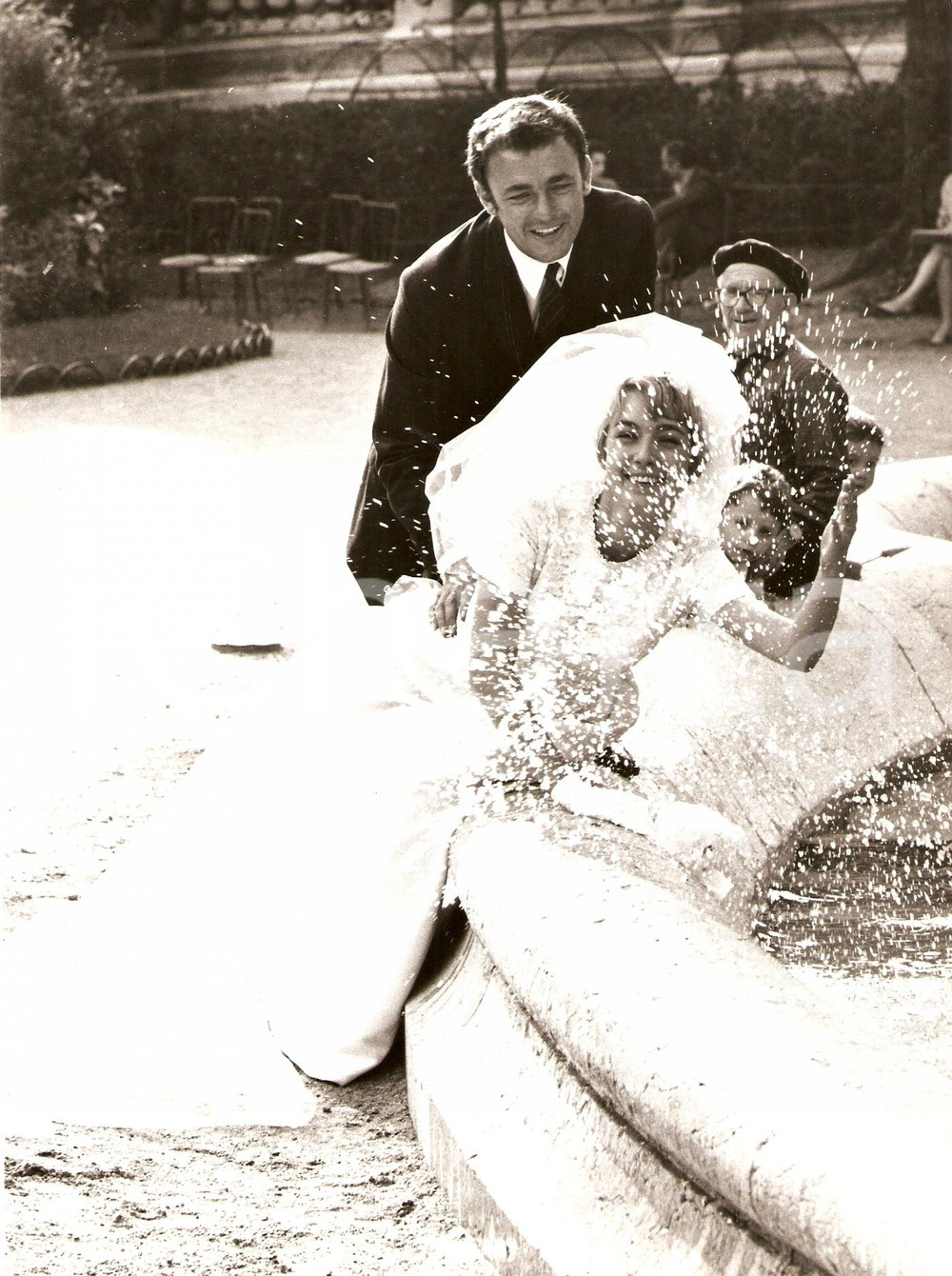 Fotografia d epoca originale 1968 CE SACRE  GRANDPERE Yves LEFEBVRE Marie DUBOIS Giochi fontana Foto scena 1