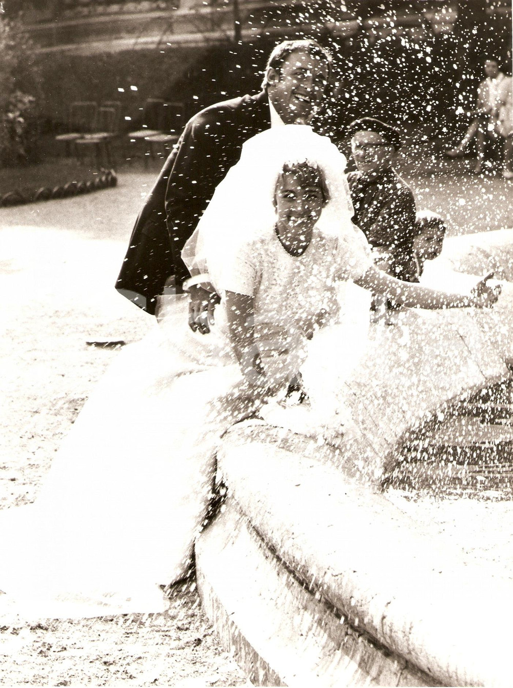 Fotografia d epoca originale 1968 CE SACRE  GRANDPERE Yves LEFEBVRE Marie DUBOIS Giochi d acqua Foto scena 1
