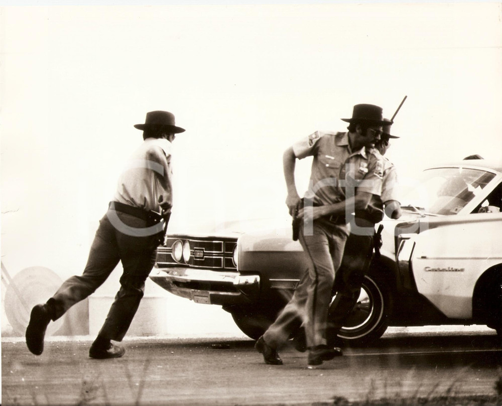 Fotografia d epoca originale 1973 FEAR IS THE KEY Policemen running towards a MERCURY MONTEGO Photo 1