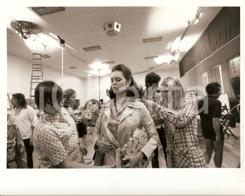 Fotografia d epoca originale 1975 SMILE Barbara FELDON prova costumi con Michael RITCHIE Fotografia dal set 1