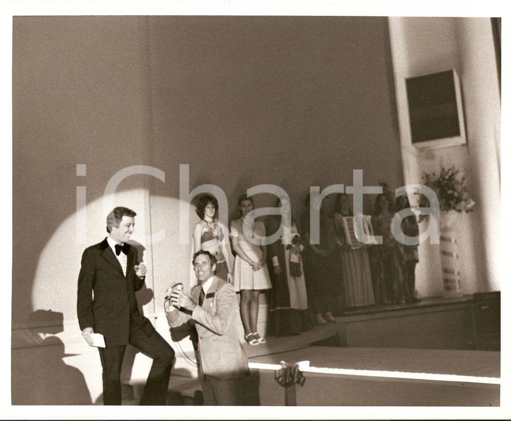 Fotografia d epoca originale 1975 SMILE Bruce DERN sale sul palco Scena del film di Michael RITCHIE Foto 1