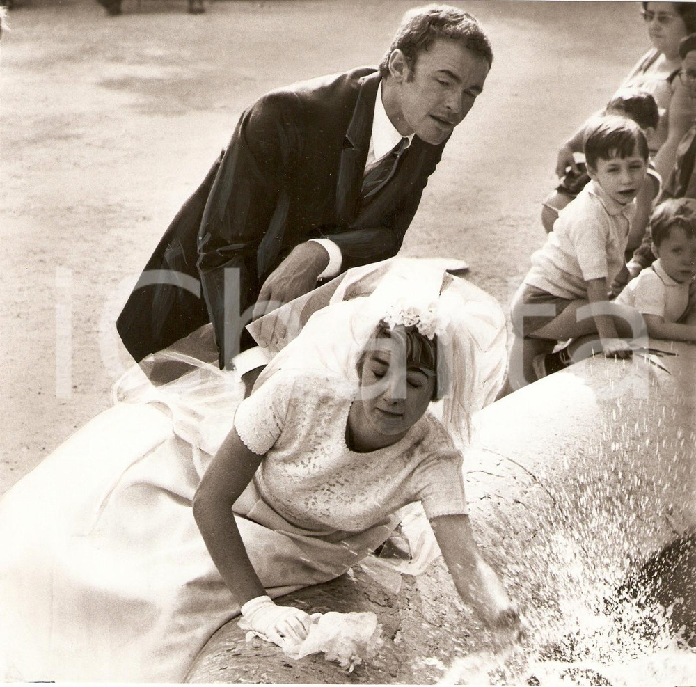 Fotografia d epoca originale 1968 CE SACRE  GRANDPERE Yves LEFEBVRE Marie DUBOIS fontana Foto di scena 1