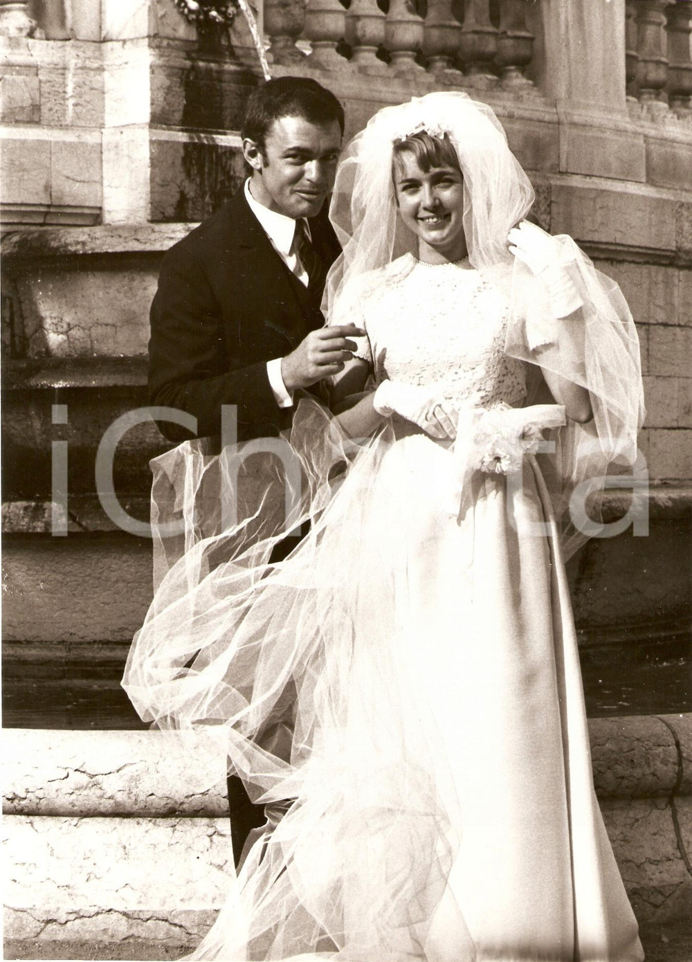 Fotografia d epoca originale 1968 CE SACRE  GRANDPERE Yves LEFEBVRE Marie DUBOIS sposi sul set Foto di scena 1