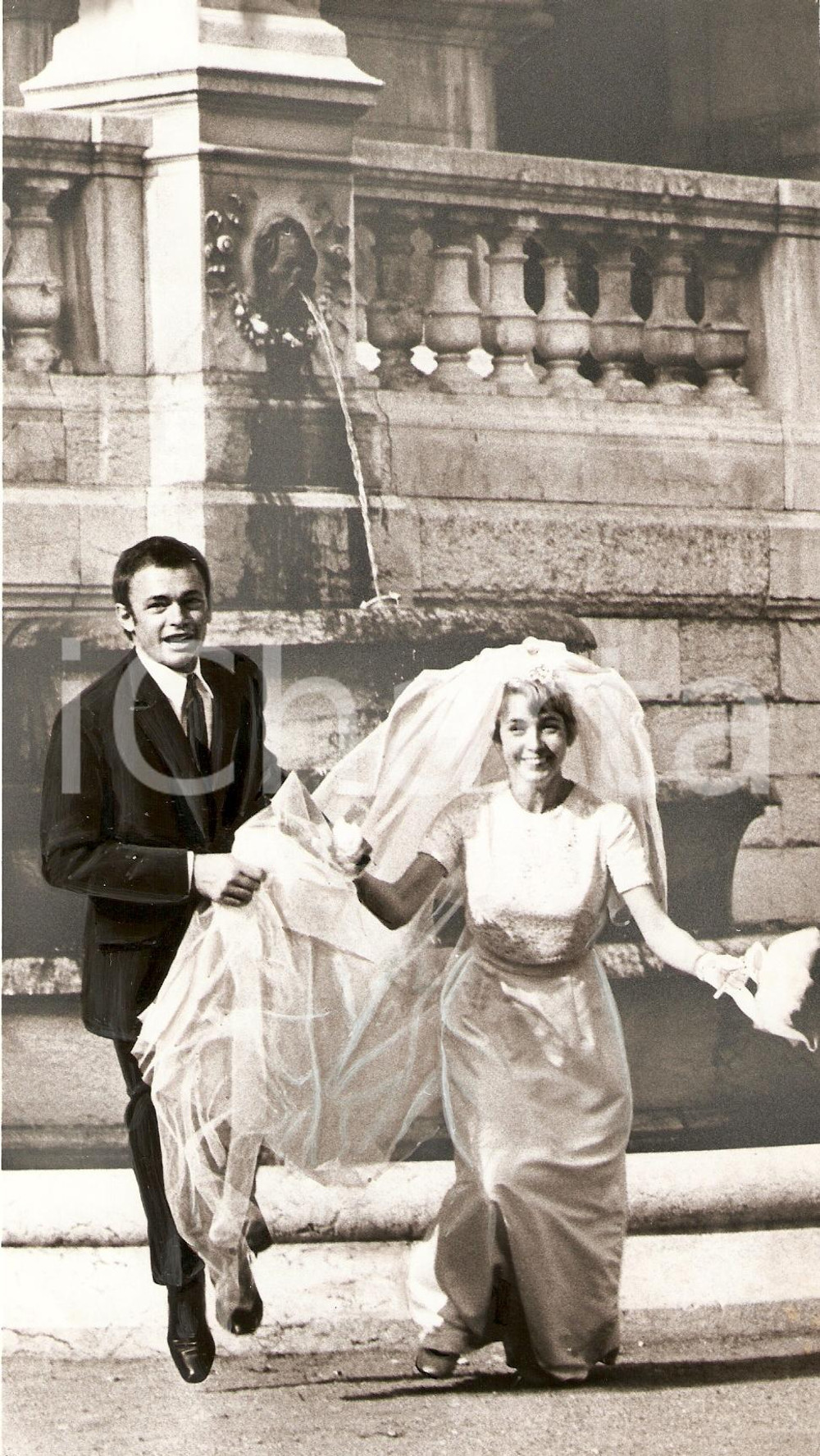 Fotografia d epoca originale 1968 CE SACRE  GRANDPERE Yves LEFEBVRE Marie DUBOIS Sposi sul set Foto scena 1