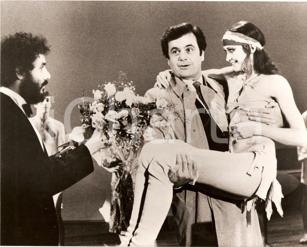 Fotografia d epoca originale 1978 SLOW DANCING IN THE BIG CITY Paul SORVINO Anne DITCHBURN with flower Photo 1