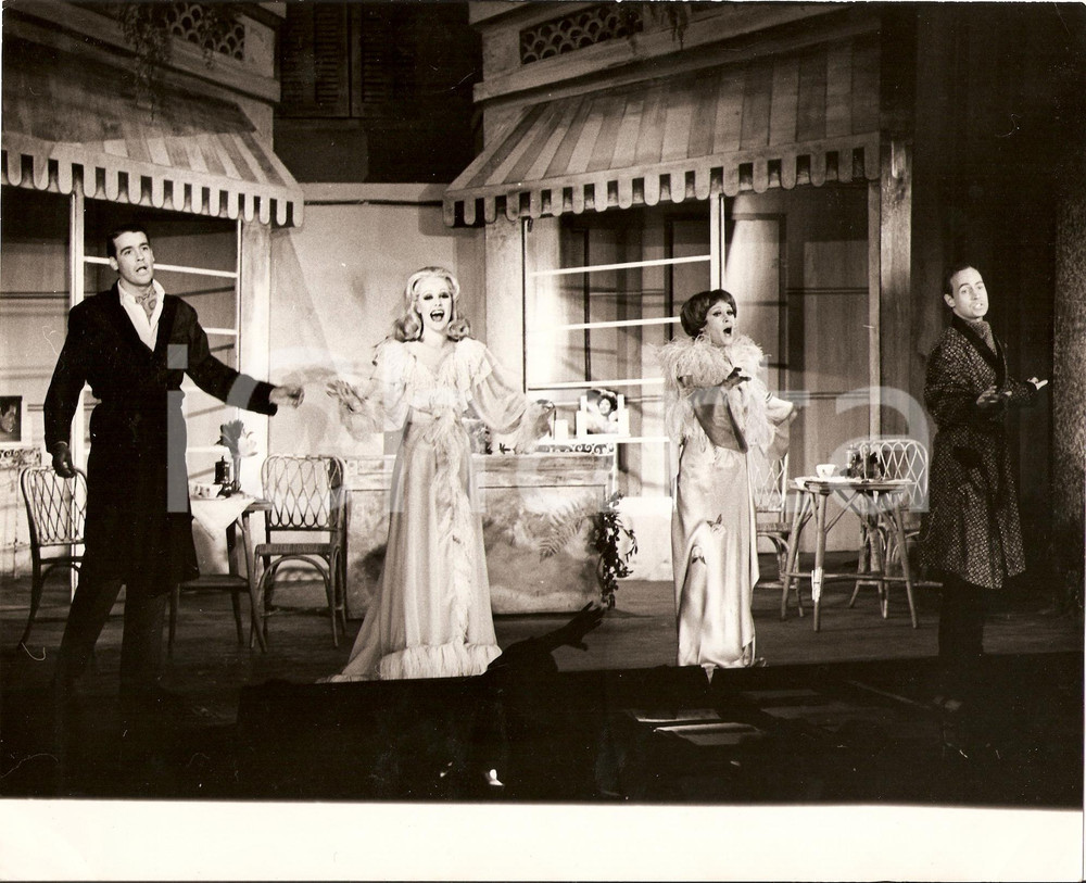 Fotografia d epoca originale 1965 ca DIVORCE ME DARLING Philip GILBERT Patricia MICHAEL Anna SHARKEY Cy YOUNG 1