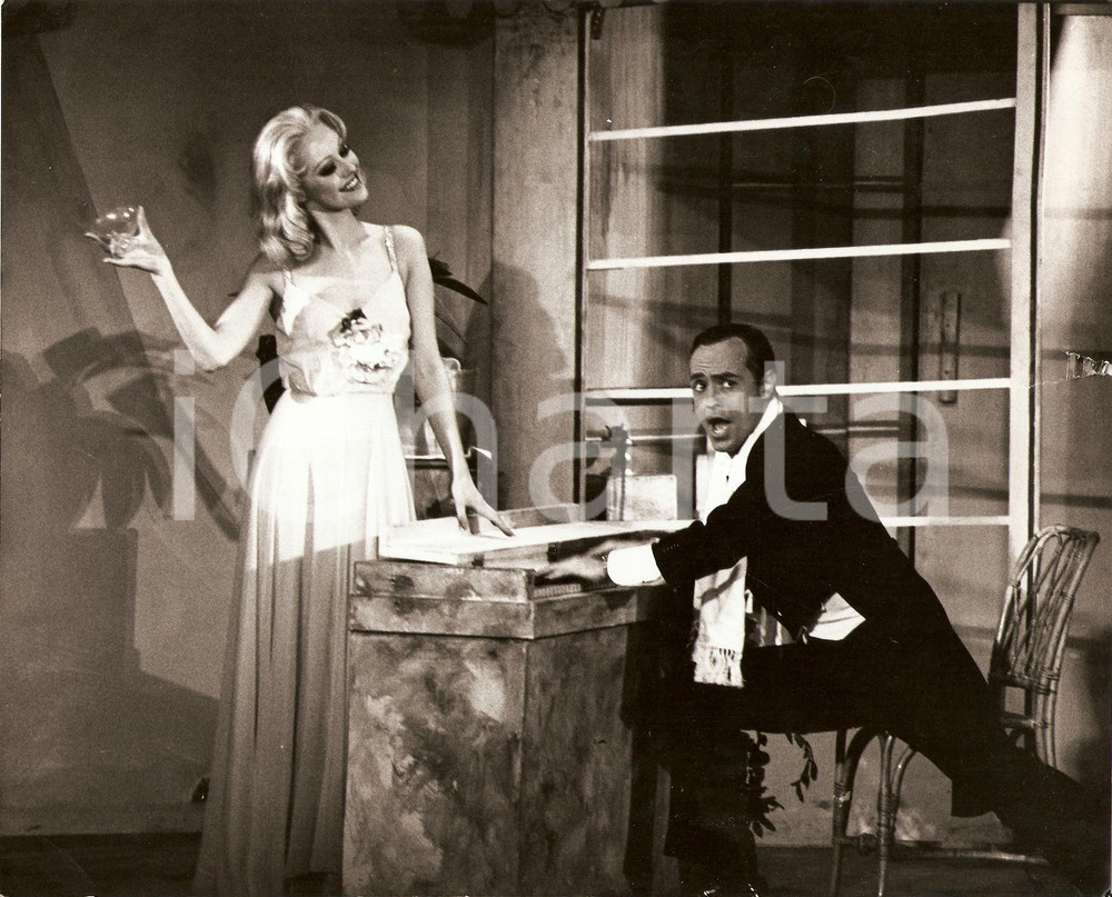 Fotografia d epoca originale 1965 ca DIVORCE ME DARLING Musical Patricia MICHAEL Cy YOUNG Foto di scena 1