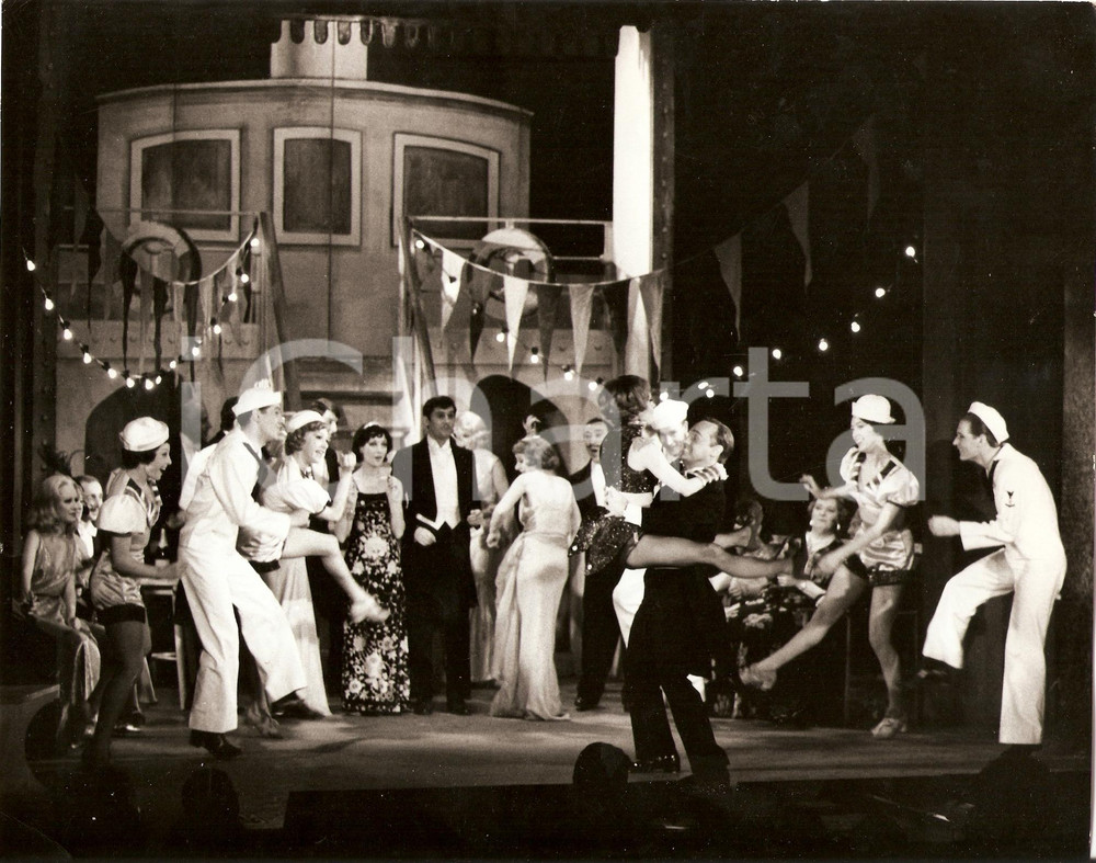 Fotografia d epoca originale 1965 ca DIVORCE ME DARLING Anna SHARKEY Cy YOUNG con ballerini Foto di scena 1