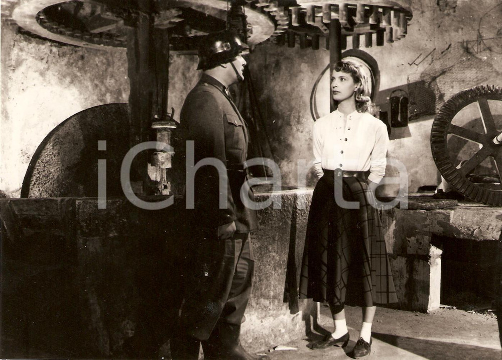 Fotografia d epoca originale 1956 JE PLAIDE NON COUPABLE AndrÃ©e DEBAR al mulino con soldato Foto di scena 1
