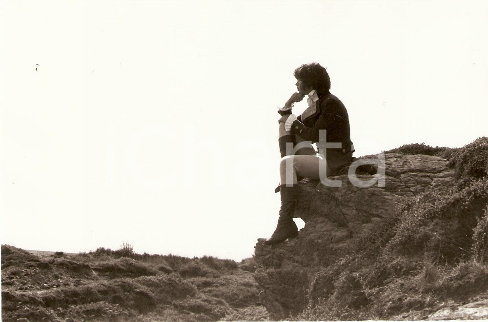Fotografia d epoca originale 1975 LE SOLEIL QUI RIT ROUGE Jonathan HUNTER medita su una roccia Foto di scena 1