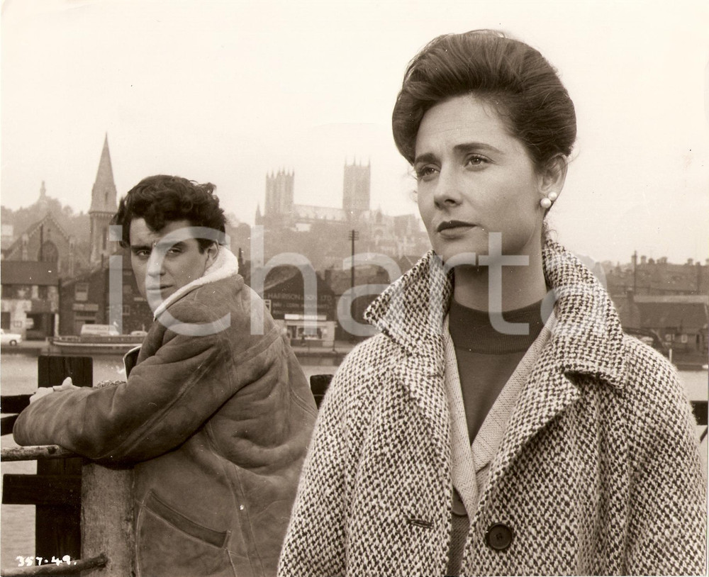 Fotografia d epoca originale 1962 THE WILD AND THE WILLING Virginia MASKELL Ian MCHSHANE on the roof Photo 1