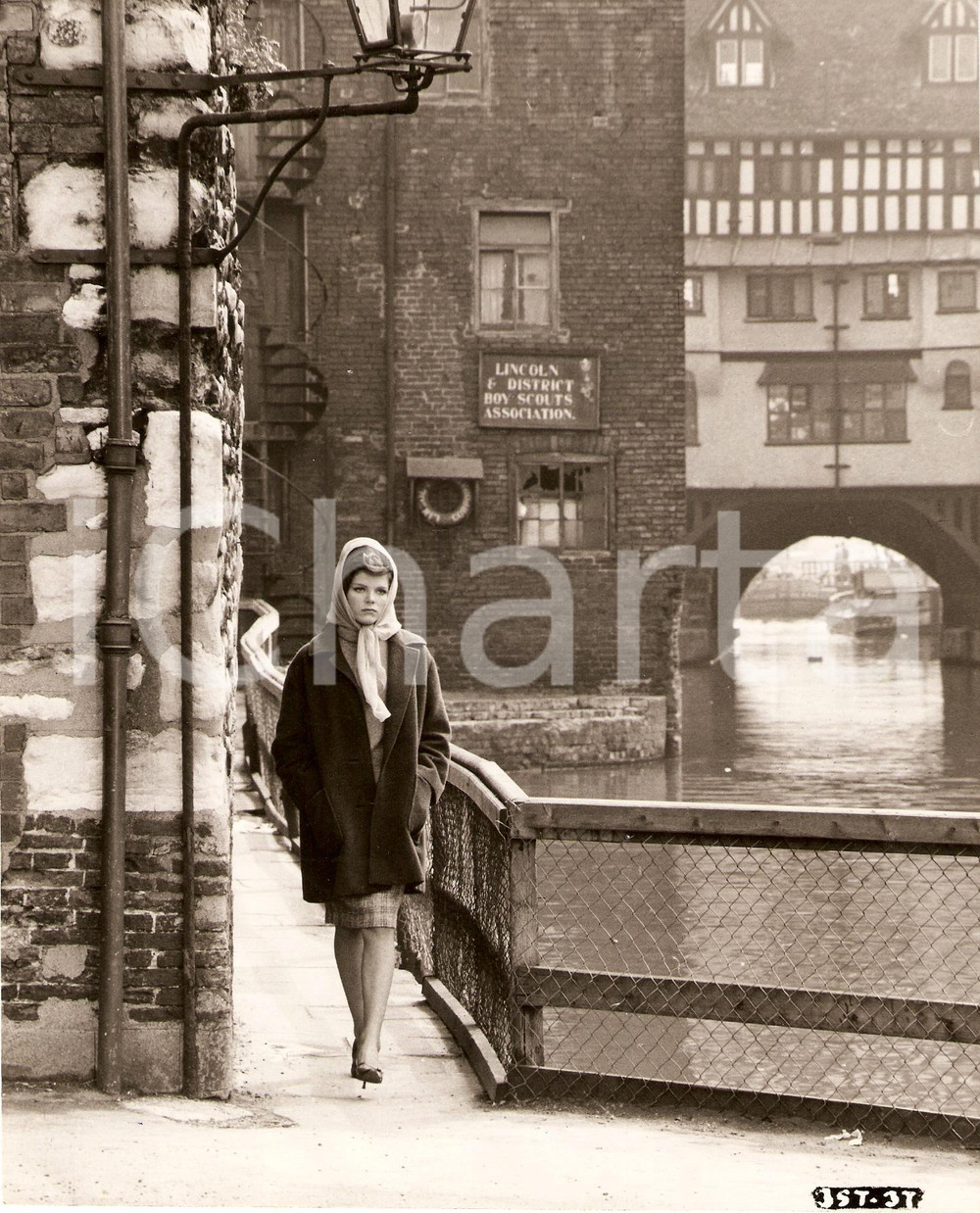 Fotografia d epoca originale 1962 THE WILD AND THE WILLING Samantha EGGAR walking alone LINCOLN Boy Scout 1