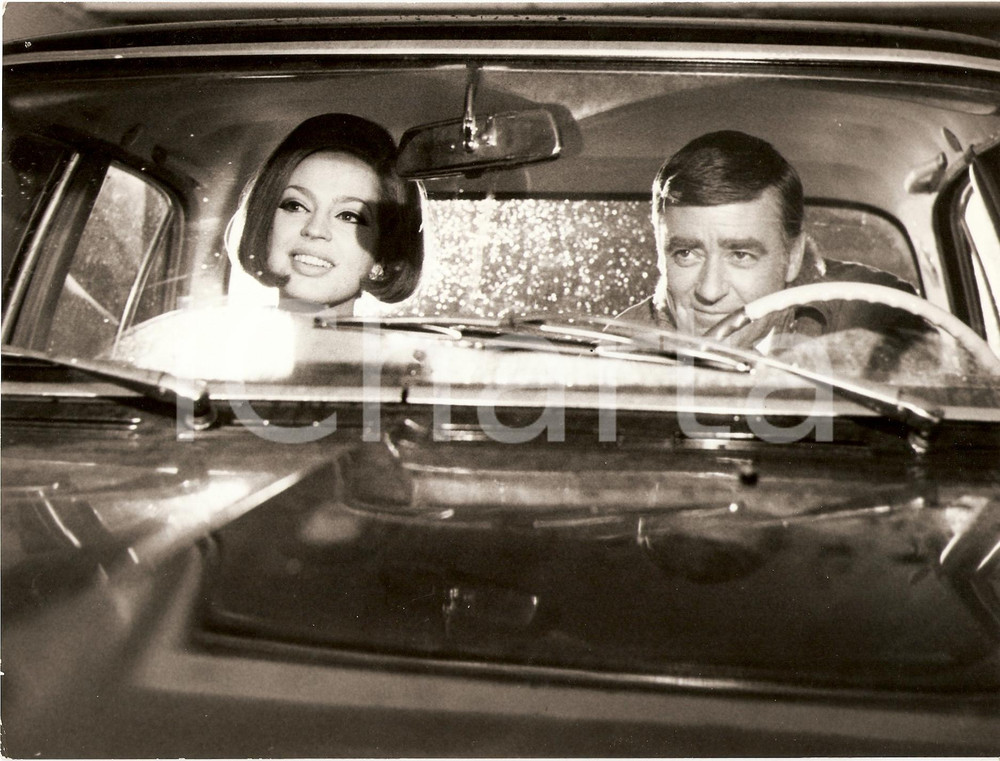 Fotografia d epoca originale 1967 GEHEIMNISSE IN GOLDENEN NYLONS Ira VON FURSTENBERG Peter LAWFORD Foto scena 1