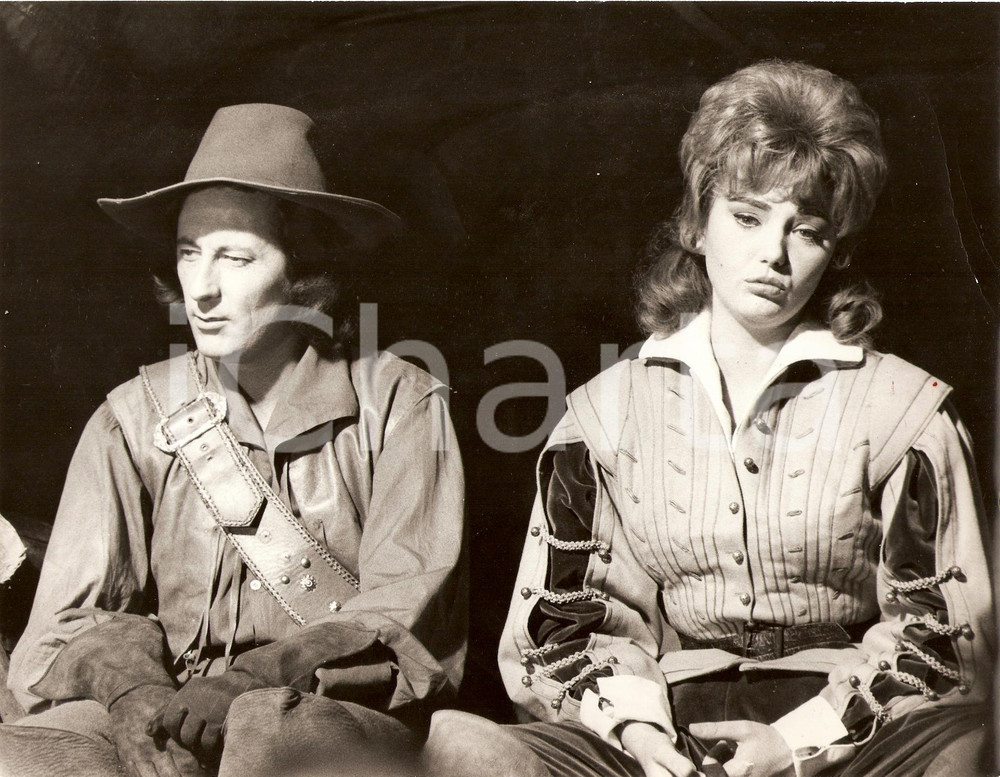Fotografia d epoca originale 1962 LE MASQUE DE FER Jean ROCHEFORT Sylva KOSCINA pausa sul set Fotografia 1