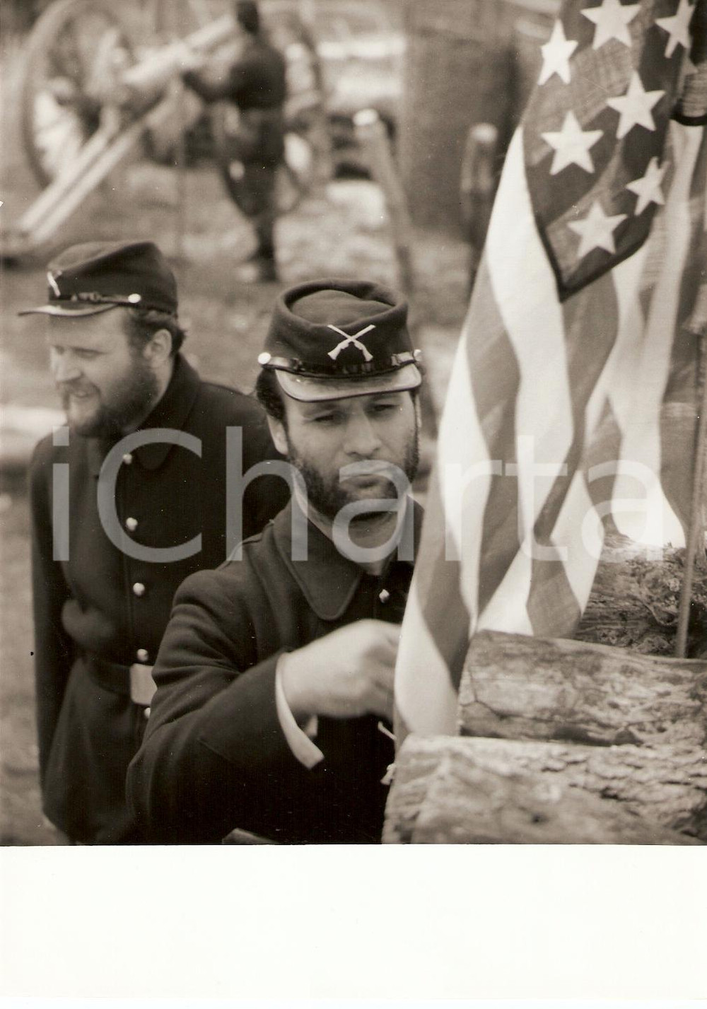 Fotografia d epoca originale 1963 AU COEUR DE LA VIE Oiseau moqueur YANKEE SOLDIERS with American Flag Foto 1