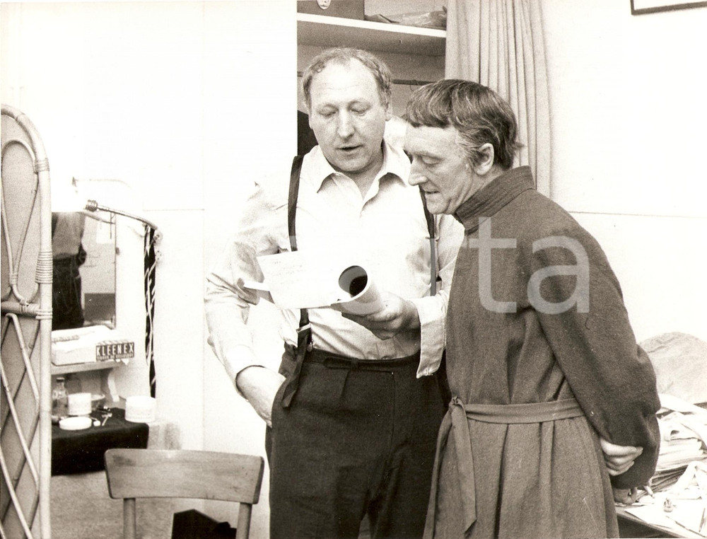 Fotografia d epoca originale 1960 ca CINEMA Jean VILAR legge il copione nel camerino Foto 2 1