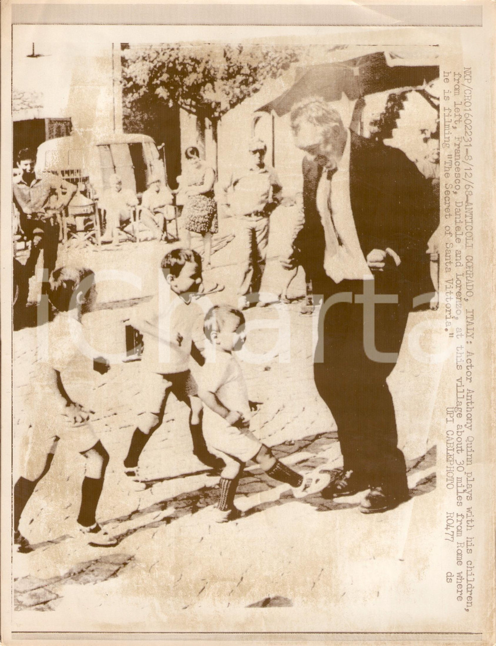 Fotografia d epoca originale 1968 ANTICOLI CORRADO RM Anthony QUINN gioca con figli Telefoto 1