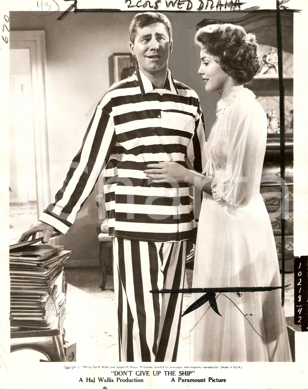 Fotografia d epoca originale 1959 DON T GIVE UP THE SHIP Diana SPENCER tries to comfort Jerry LEWIS Photo 1