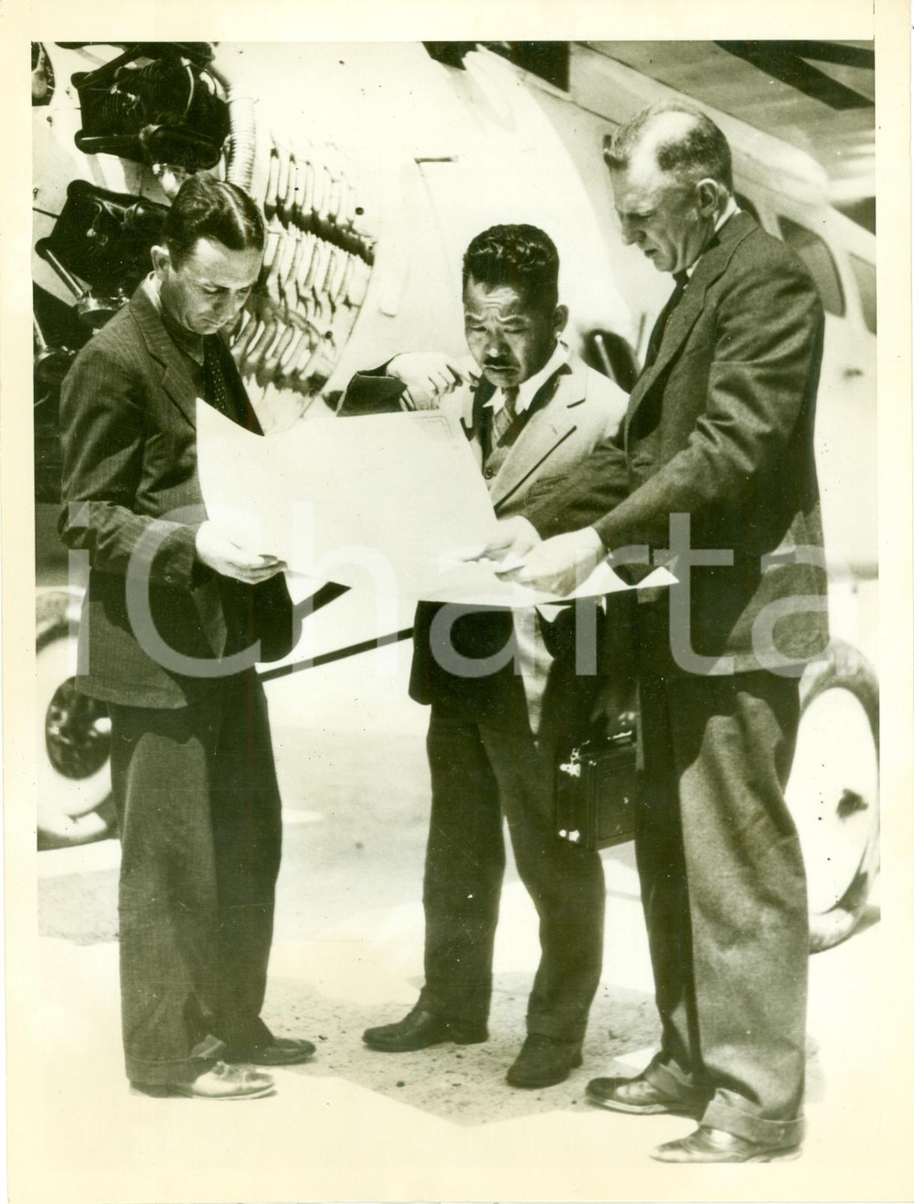 Fotografia d epoca originale 1931 SEATTLE Aviatori Reginald ROBBINS Harold JONES studiano volo non stop TOKYO 1