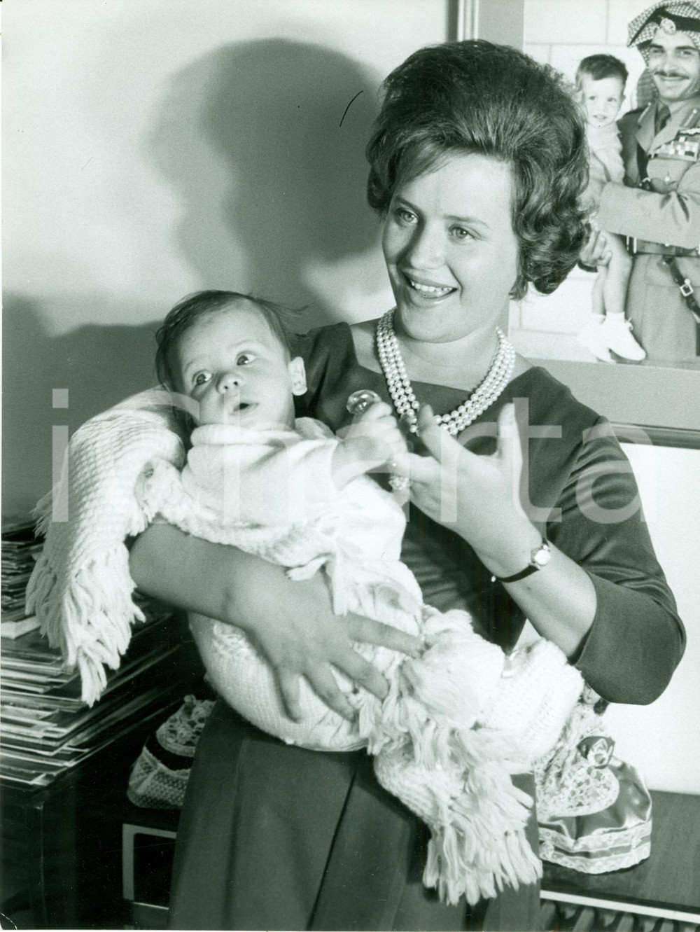 Fotografia d epoca originale 1964 AMMAN Principessa Muna ALHUSSEIN con piccolo FAYSAL di GIORDANIA Foto 1