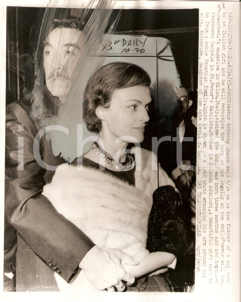 Fotografia d epoca originale 1963 Anthony QUINN abbraccia la moglie Katherine DEMILLE DANNEGGIATA Telefoto 1